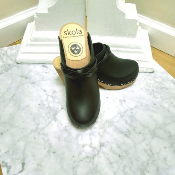 skola clogs website